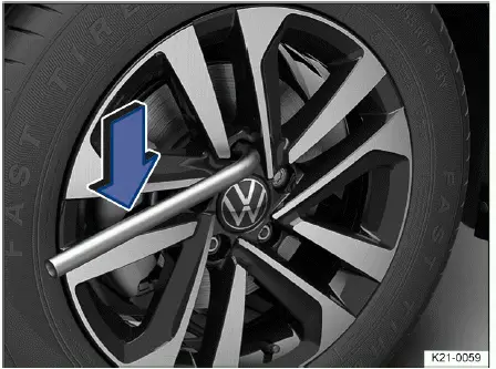 Dévissage des boulons de roue avec clé sur Volkswagen ID.4