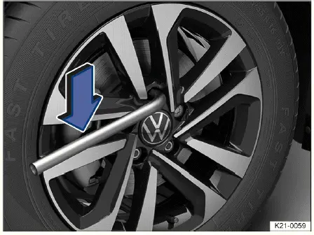 Desserrage des boulons de roue avec clé sur Volkswagen ID.4